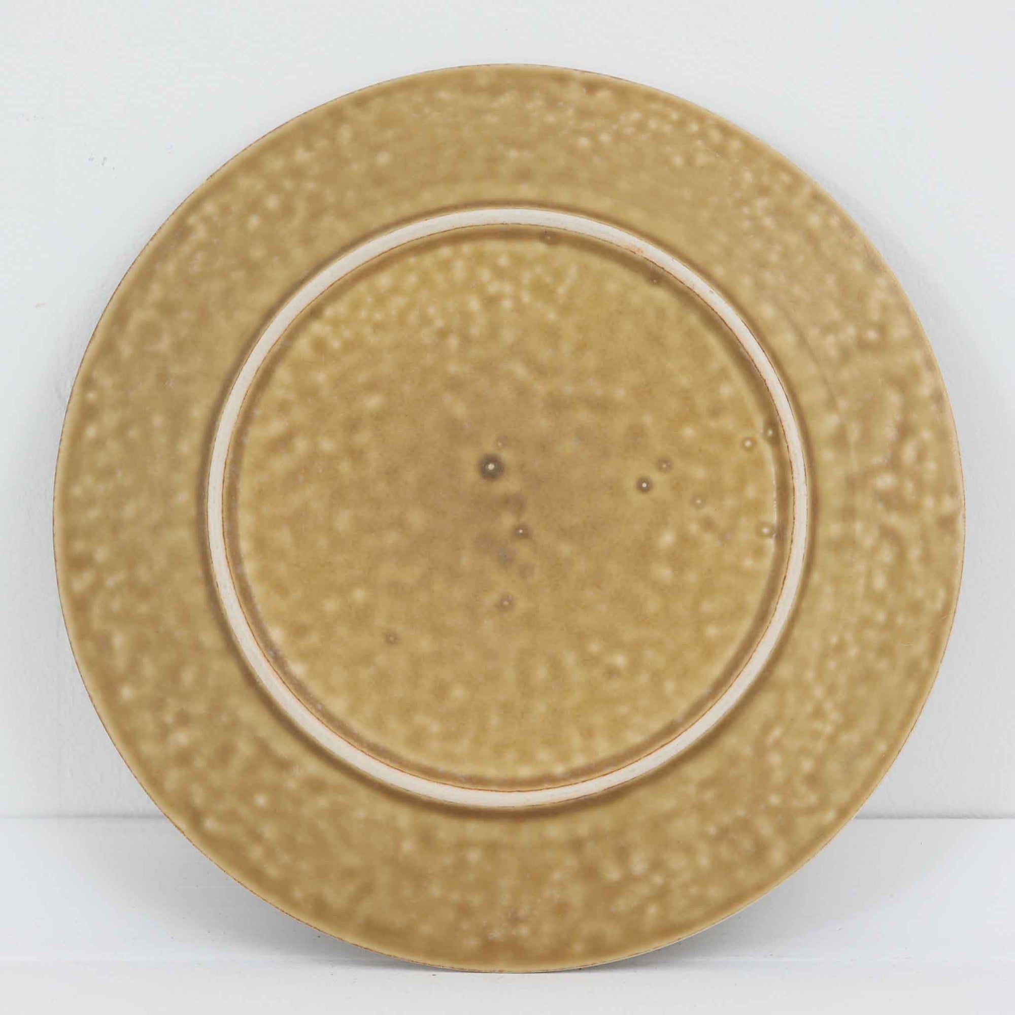 デンマークを代表するデザイナー、イェンス・H・クイストゴーによる「Relief（レリーフ）」シリーズのプレートです。一面に施されたレリーフ装飾が、自然の息吹を感じさせます。デンマークではスウェーデンやフィンランドの陶器メーカーと並んで今でも非常に人気のある商品となります。