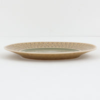 デンマークを代表するデザイナー、イェンス・H・クイストゴーによる「Relief（レリーフ）」シリーズのプレートです。一面に施されたレリーフ装飾が、自然の息吹を感じさせます。デンマークではスウェーデンやフィンランドの陶器メーカーと並んで今でも非常に人気のある商品となります。