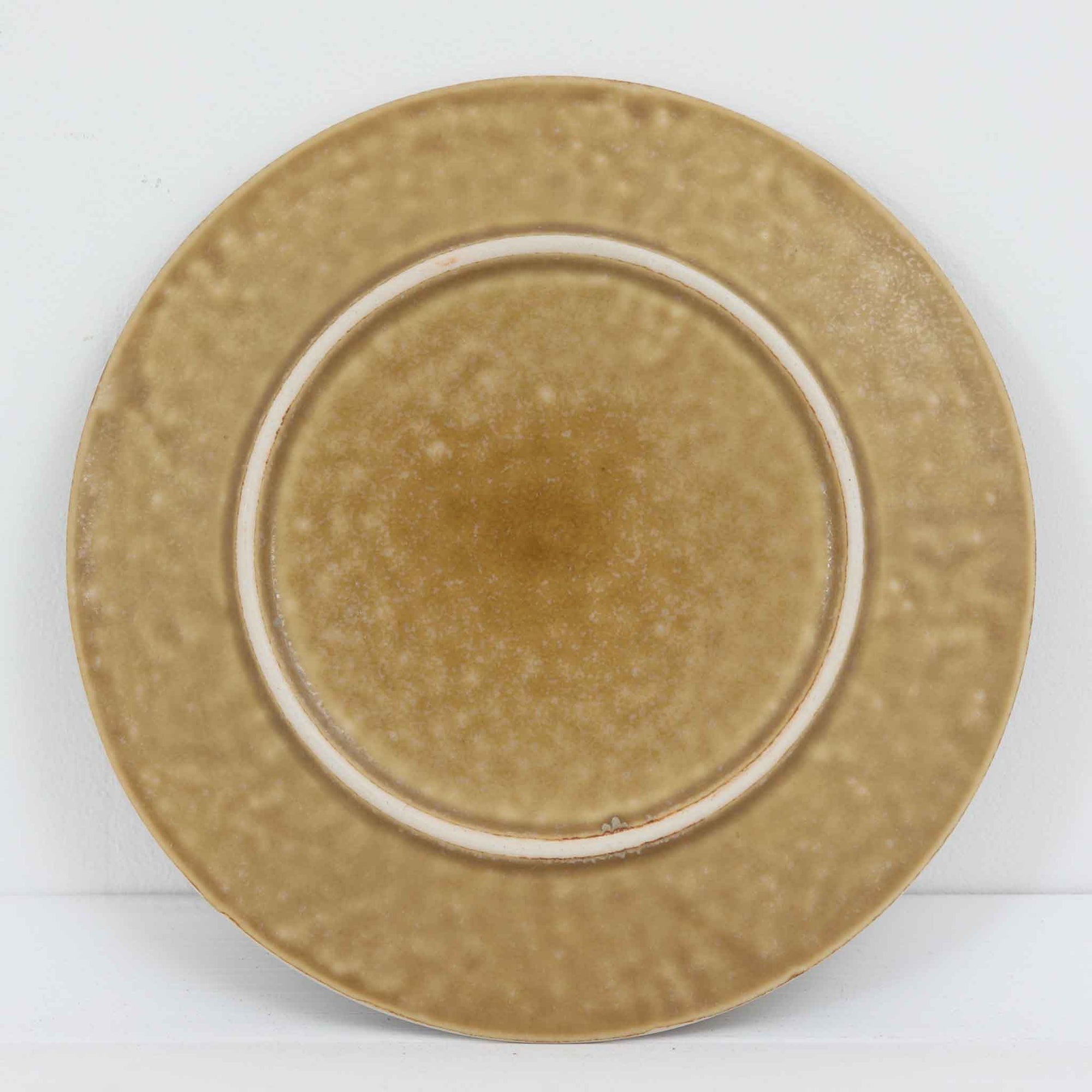 デンマークを代表するデザイナー、イェンス・H・クイストゴーによる「Relief（レリーフ）」シリーズのプレートです。一面に施されたレリーフ装飾が、自然の息吹を感じさせます。デンマークではスウェーデンやフィンランドの陶器メーカーと並んで今でも非常に人気のある商品となります。