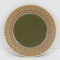 デンマークを代表するデザイナー、イェンス・H・クイストゴーによる「Relief（レリーフ）」シリーズのプレートです。一面に施されたレリーフ装飾が、自然の息吹を感じさせます。デンマークではスウェーデンやフィンランドの陶器メーカーと並んで今でも非常に人気のある商品となります。