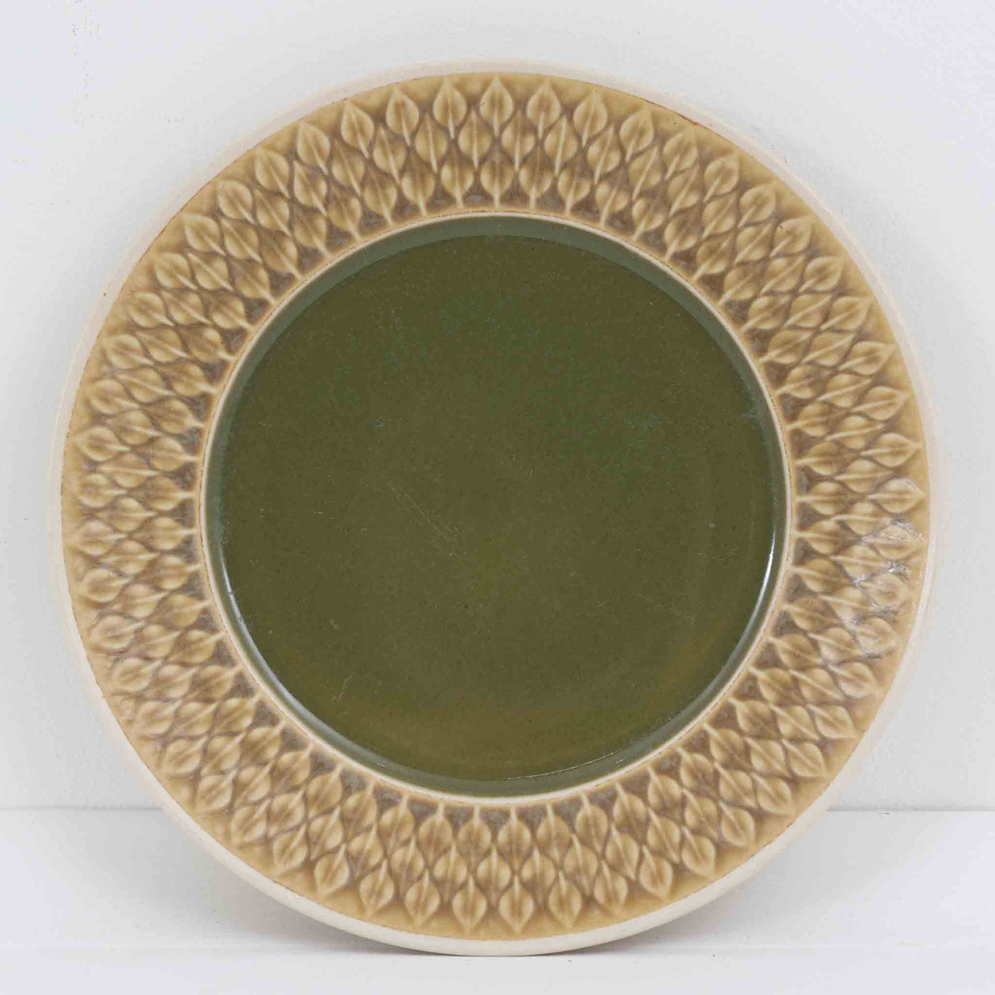 デンマークを代表するデザイナー、イェンス・H・クイストゴーによる「Relief（レリーフ）」シリーズのプレートです。一面に施されたレリーフ装飾が、自然の息吹を感じさせます。デンマークではスウェーデンやフィンランドの陶器メーカーと並んで今でも非常に人気のある商品となります。