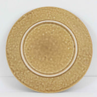 デンマークを代表するデザイナー、イェンス・H・クイストゴーによる「Relief（レリーフ）」シリーズのプレートです。一面に施されたレリーフ装飾が、自然の息吹を感じさせます。デンマークではスウェーデンやフィンランドの陶器メーカーと並んで今でも非常に人気のある商品となります。