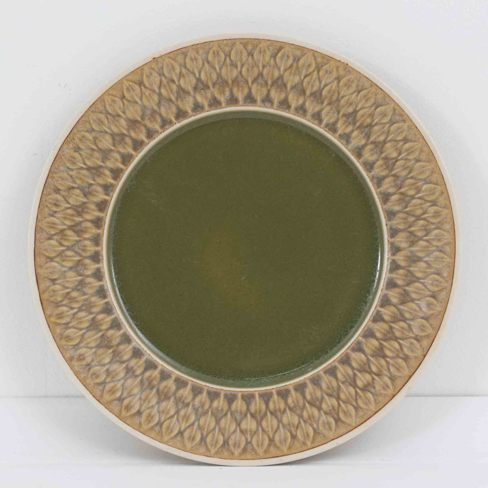 デンマークを代表するデザイナー、イェンス・H・クイストゴーによる「Relief（レリーフ）」シリーズのプレートです。一面に施されたレリーフ装飾が、自然の息吹を感じさせます。デンマークではスウェーデンやフィンランドの陶器メーカーと並んで今でも非常に人気のある商品となります。