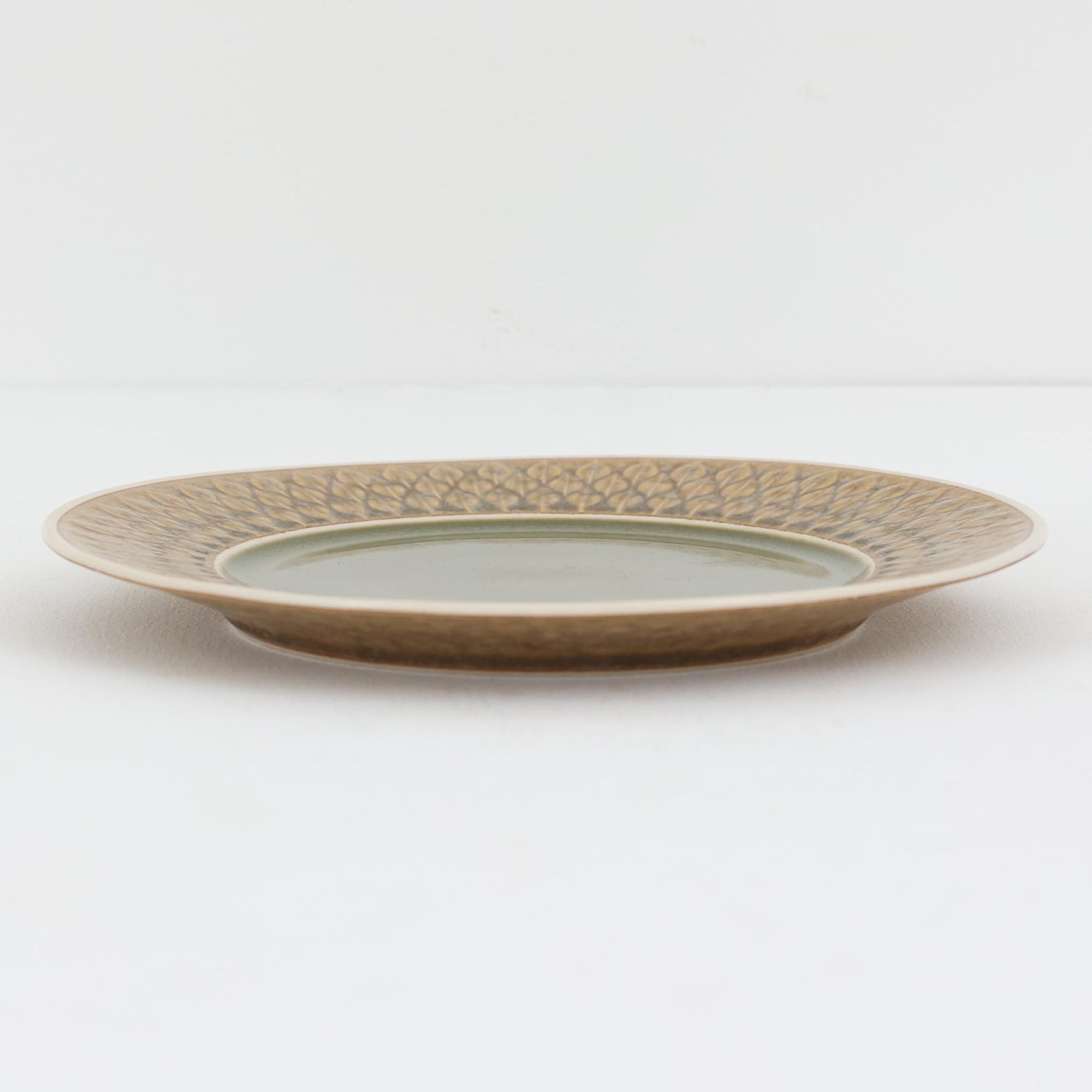 デンマークを代表するデザイナー、イェンス・H・クイストゴーによる「Relief（レリーフ）」シリーズのプレートです。一面に施されたレリーフ装飾が、自然の息吹を感じさせます。デンマークではスウェーデンやフィンランドの陶器メーカーと並んで今でも非常に人気のある商品となります。