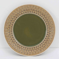 デンマークを代表するデザイナー、イェンス・H・クイストゴーによる「Relief（レリーフ）」シリーズのプレートです。一面に施されたレリーフ装飾が、自然の息吹を感じさせます。デンマークではスウェーデンやフィンランドの陶器メーカーと並んで今でも非常に人気のある商品となります。