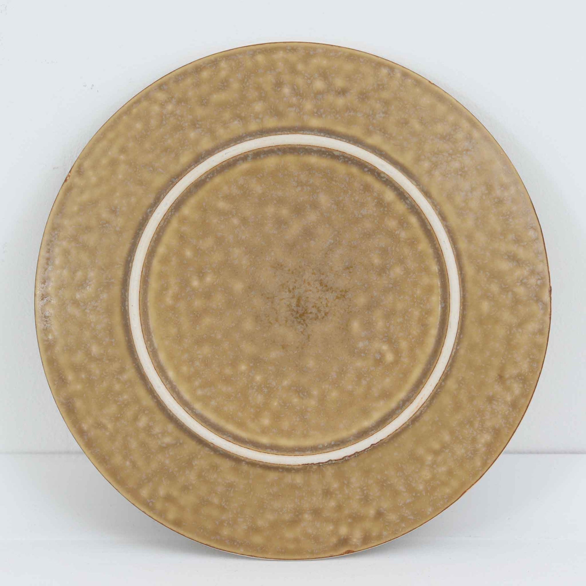 デンマークを代表するデザイナー、イェンス・H・クイストゴーによる「Relief（レリーフ）」シリーズのプレートです。一面に施されたレリーフ装飾が、自然の息吹を感じさせます。デンマークではスウェーデンやフィンランドの陶器メーカーと並んで今でも非常に人気のある商品となります。