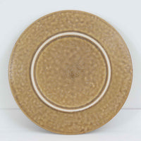 デンマークを代表するデザイナー、イェンス・H・クイストゴーによる「Relief（レリーフ）」シリーズのプレートです。一面に施されたレリーフ装飾が、自然の息吹を感じさせます。デンマークではスウェーデンやフィンランドの陶器メーカーと並んで今でも非常に人気のある商品となります。