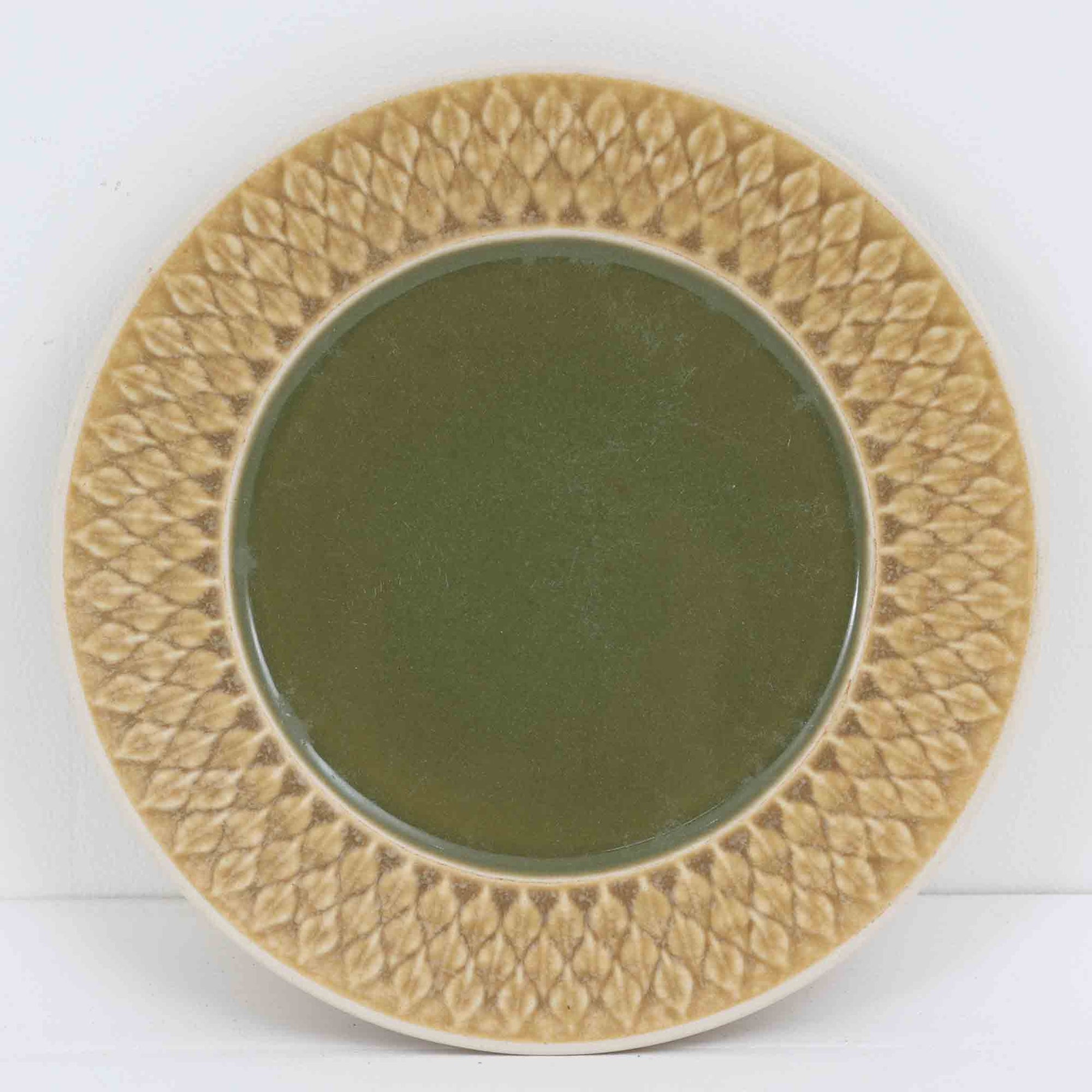 デンマークを代表するデザイナー、イェンス・H・クイストゴーによる「Relief（レリーフ）」シリーズのプレートです。一面に施されたレリーフ装飾が、自然の息吹を感じさせます。デンマークではスウェーデンやフィンランドの陶器メーカーと並んで今でも非常に人気のある商品となります。