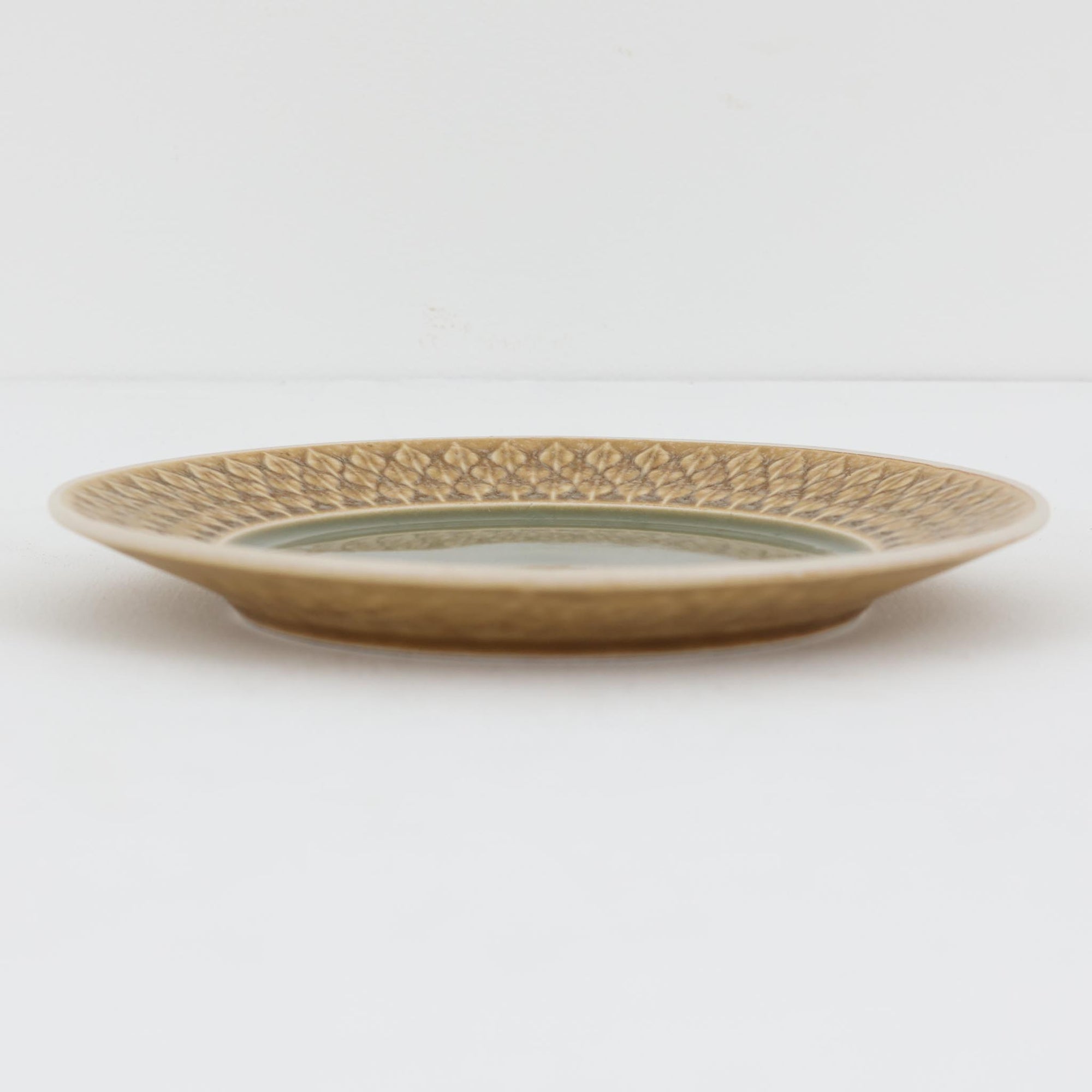 デンマークを代表するデザイナー、イェンス・H・クイストゴーによる「Relief（レリーフ）」シリーズのプレートです。一面に施されたレリーフ装飾が、自然の息吹を感じさせます。デンマークではスウェーデンやフィンランドの陶器メーカーと並んで今でも非常に人気のある商品となります。