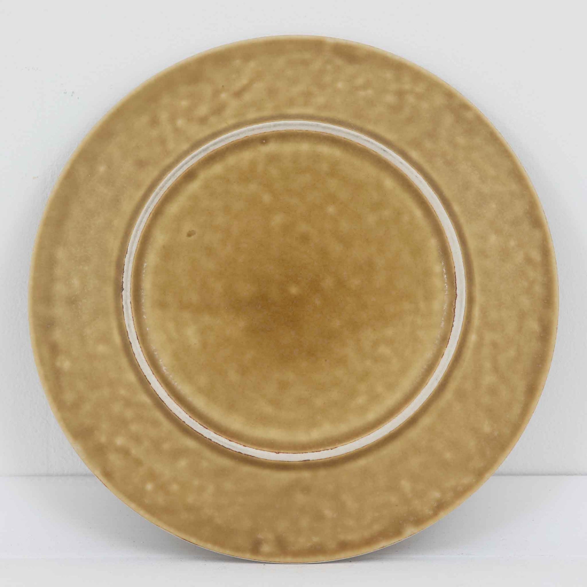 デンマークを代表するデザイナー、イェンス・H・クイストゴーによる「Relief（レリーフ）」シリーズのプレートです。一面に施されたレリーフ装飾が、自然の息吹を感じさせます。デンマークではスウェーデンやフィンランドの陶器メーカーと並んで今でも非常に人気のある商品となります。