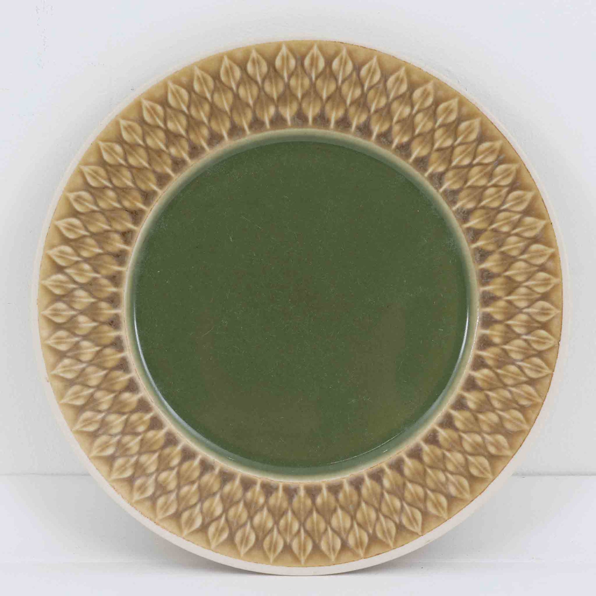 デンマークを代表するデザイナー、イェンス・H・クイストゴーによる「Relief（レリーフ）」シリーズのプレートです。一面に施されたレリーフ装飾が、自然の息吹を感じさせます。デンマークではスウェーデンやフィンランドの陶器メーカーと並んで今でも非常に人気のある商品となります。