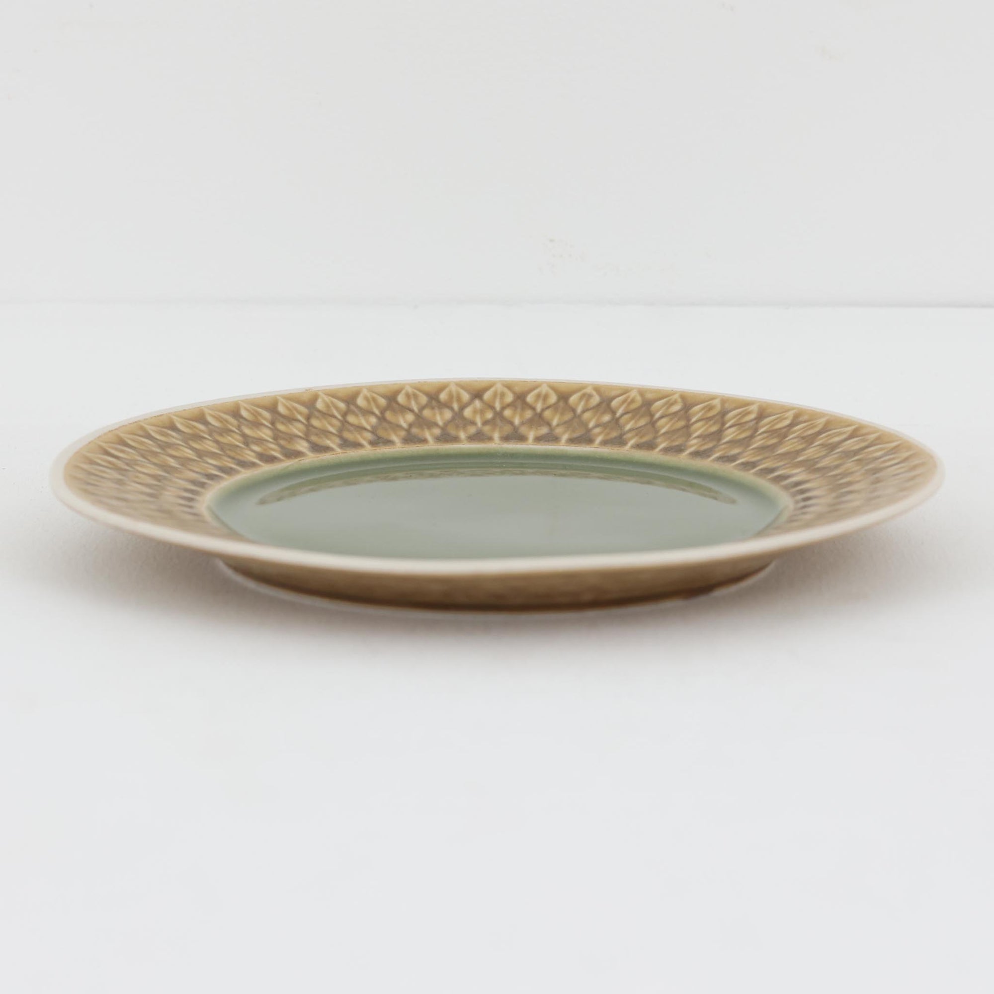デンマークを代表するデザイナー、イェンス・H・クイストゴーによる「Relief（レリーフ）」シリーズのプレートです。一面に施されたレリーフ装飾が、自然の息吹を感じさせます。デンマークではスウェーデンやフィンランドの陶器メーカーと並んで今でも非常に人気のある商品となります。