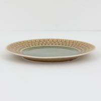 デンマークを代表するデザイナー、イェンス・H・クイストゴーによる「Relief（レリーフ）」シリーズのプレートです。一面に施されたレリーフ装飾が、自然の息吹を感じさせます。デンマークではスウェーデンやフィンランドの陶器メーカーと並んで今でも非常に人気のある商品となります。