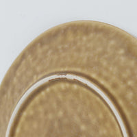 デンマークを代表するデザイナー、イェンス・H・クイストゴーによる「Relief（レリーフ）」シリーズのプレートです。一面に施されたレリーフ装飾が、自然の息吹を感じさせます。デンマークではスウェーデンやフィンランドの陶器メーカーと並んで今でも非常に人気のある商品となります。