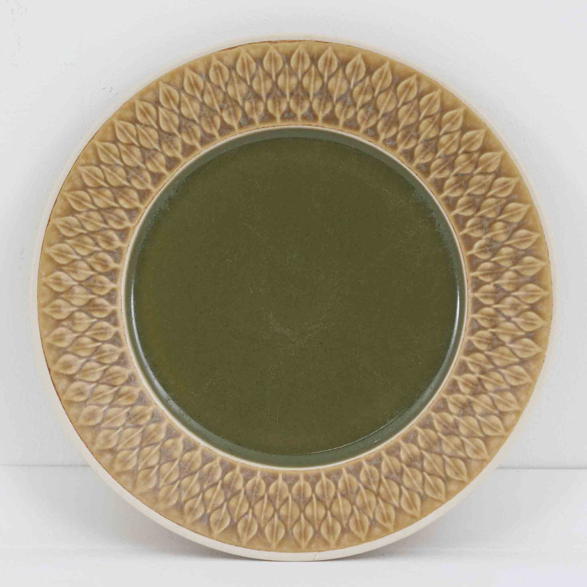 デンマークを代表するデザイナー、イェンス・H・クイストゴーによる「Relief（レリーフ）」シリーズのプレートです。一面に施されたレリーフ装飾が、自然の息吹を感じさせます。デンマークではスウェーデンやフィンランドの陶器メーカーと並んで今でも非常に人気のある商品となります。