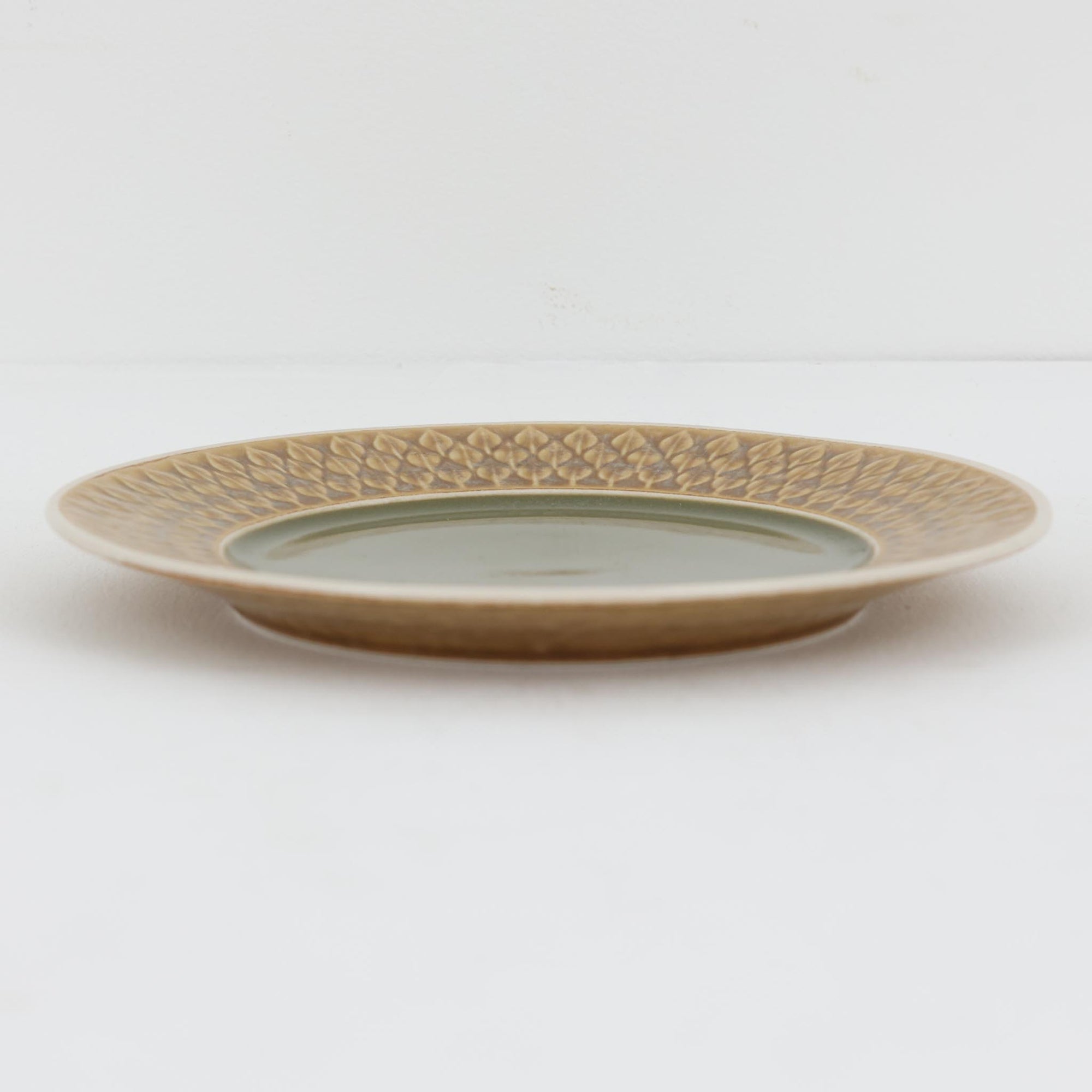 デンマークを代表するデザイナー、イェンス・H・クイストゴーによる「Relief（レリーフ）」シリーズのプレートです。一面に施されたレリーフ装飾が、自然の息吹を感じさせます。デンマークではスウェーデンやフィンランドの陶器メーカーと並んで今でも非常に人気のある商品となります。