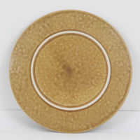 デンマークを代表するデザイナー、イェンス・H・クイストゴーによる「Relief（レリーフ）」シリーズのプレートです。一面に施されたレリーフ装飾が、自然の息吹を感じさせます。デンマークではスウェーデンやフィンランドの陶器メーカーと並んで今でも非常に人気のある商品となります。