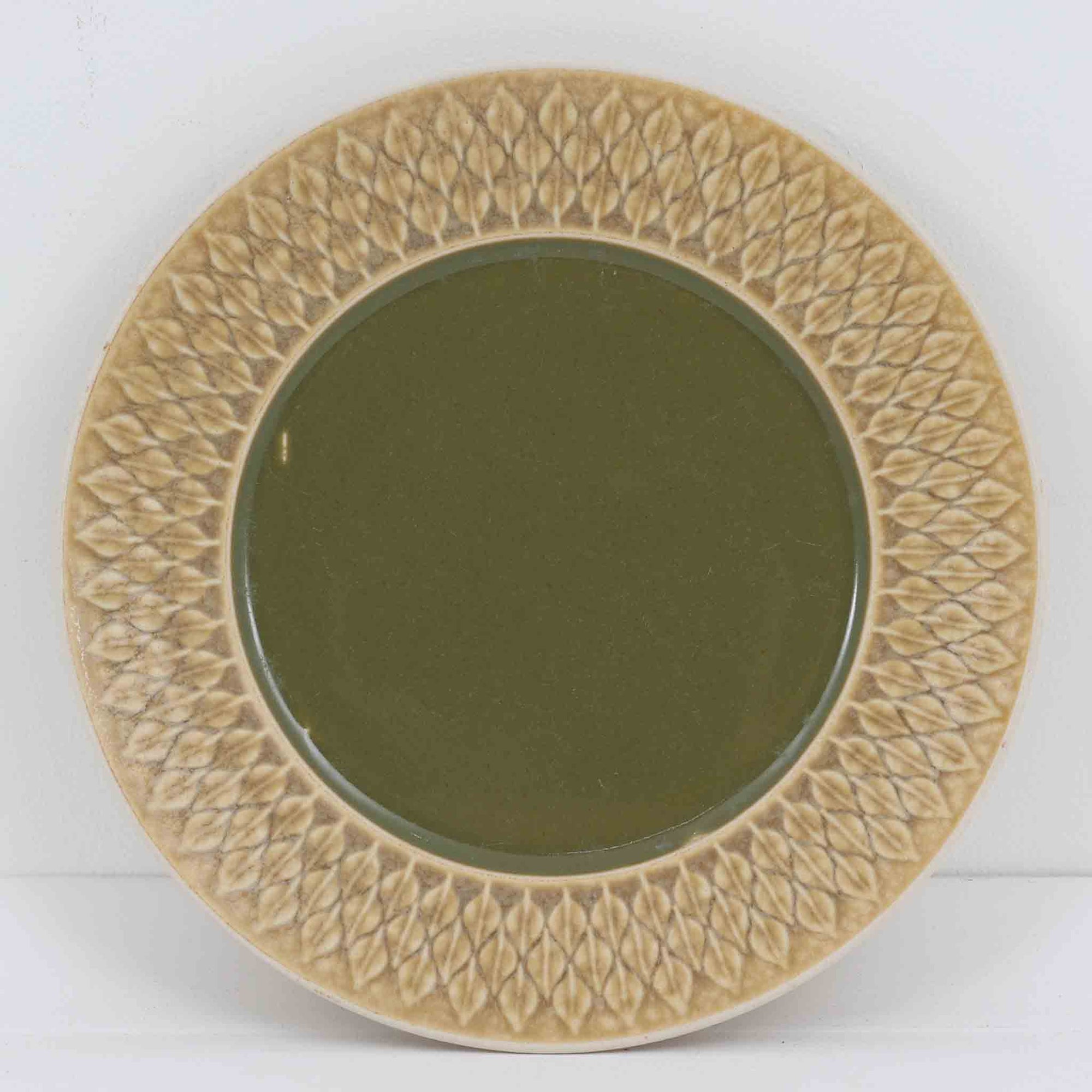 デンマークを代表するデザイナー、イェンス・H・クイストゴーによる「Relief（レリーフ）」シリーズのプレートです。一面に施されたレリーフ装飾が、自然の息吹を感じさせます。デンマークではスウェーデンやフィンランドの陶器メーカーと並んで今でも非常に人気のある商品となります。