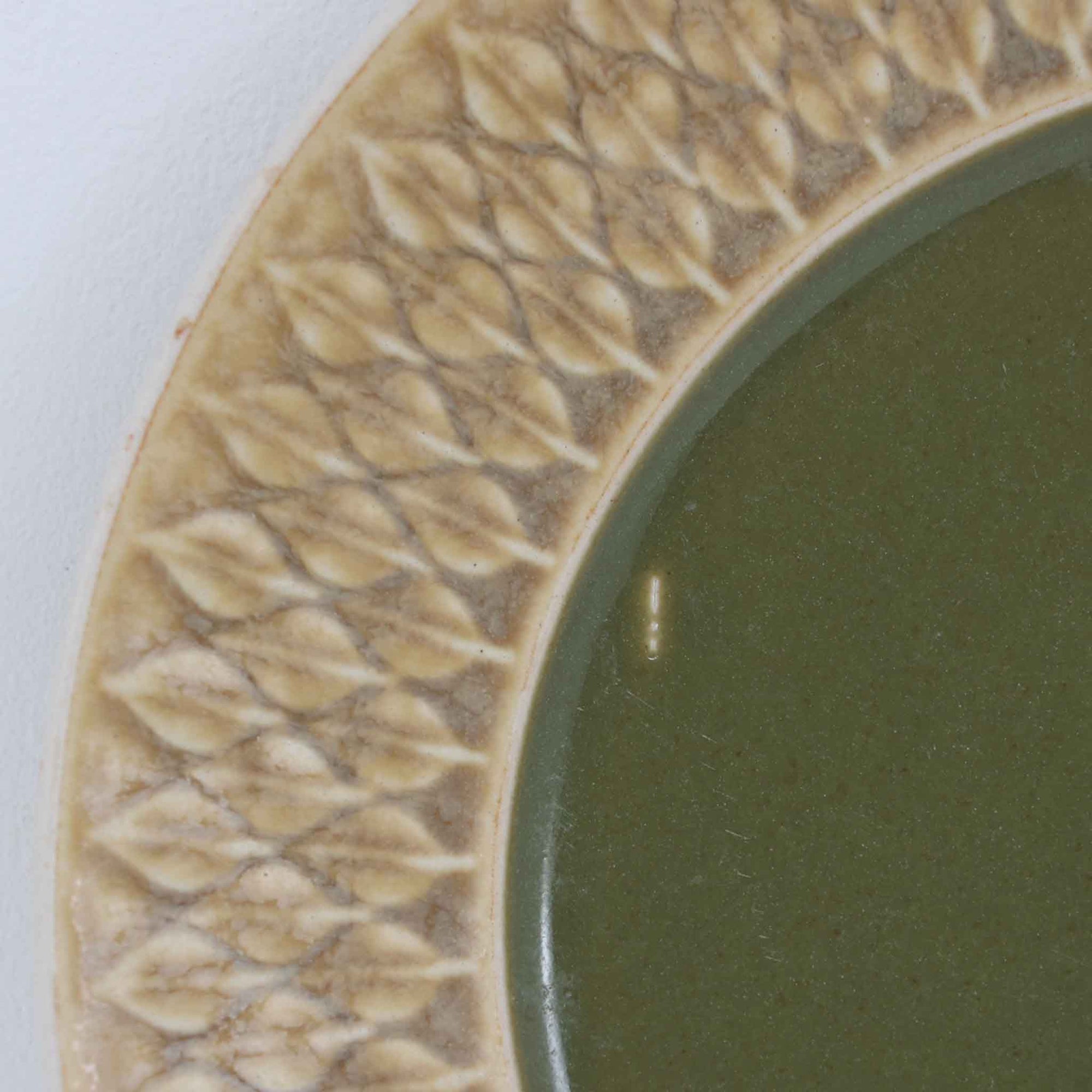 デンマークを代表するデザイナー、イェンス・H・クイストゴーによる「Relief（レリーフ）」シリーズのプレートです。一面に施されたレリーフ装飾が、自然の息吹を感じさせます。デンマークではスウェーデンやフィンランドの陶器メーカーと並んで今でも非常に人気のある商品となります。