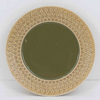 デンマークを代表するデザイナー、イェンス・H・クイストゴーによる「Relief（レリーフ）」シリーズのプレートです。一面に施されたレリーフ装飾が、自然の息吹を感じさせます。デンマークではスウェーデンやフィンランドの陶器メーカーと並んで今でも非常に人気のある商品となります。