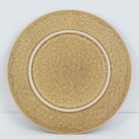 デンマークを代表するデザイナー、イェンス・H・クイストゴーによる「Relief（レリーフ）」シリーズのプレートです。一面に施されたレリーフ装飾が、自然の息吹を感じさせます。デンマークではスウェーデンやフィンランドの陶器メーカーと並んで今でも非常に人気のある商品となります。