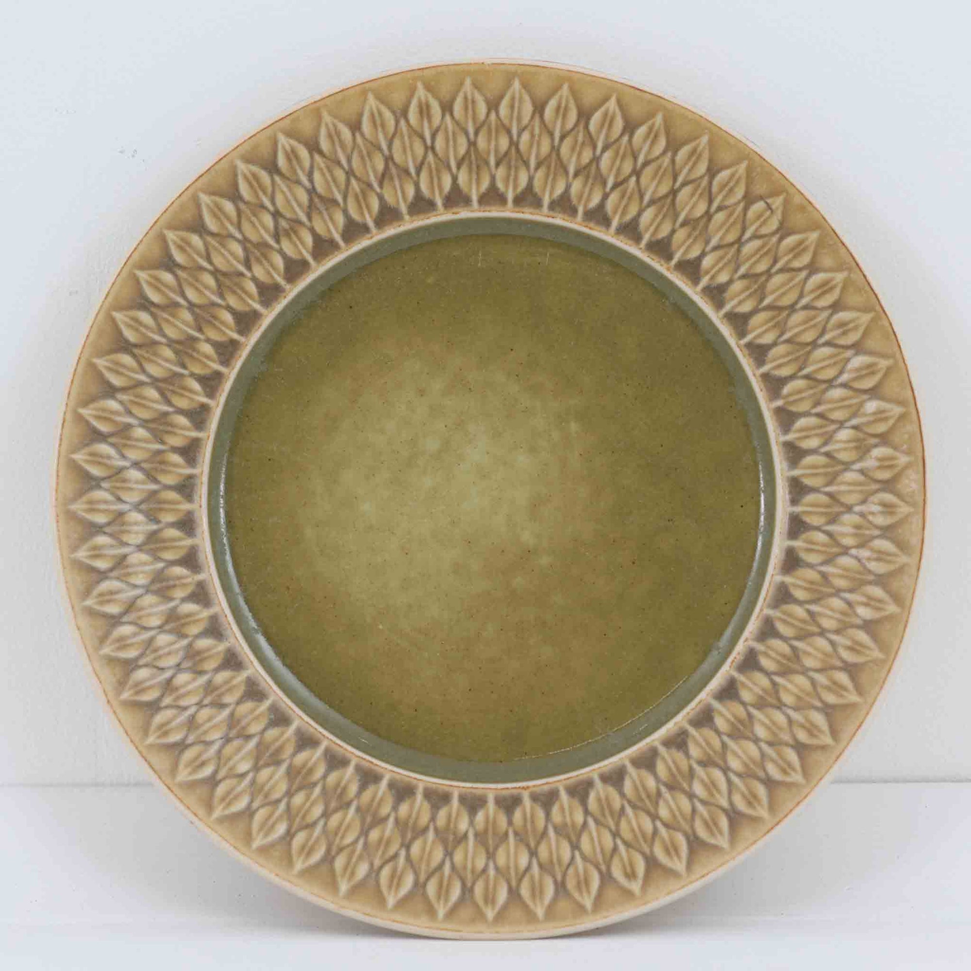 デンマークを代表するデザイナー、イェンス・H・クイストゴーによる「Relief（レリーフ）」シリーズのプレートです。一面に施されたレリーフ装飾が、自然の息吹を感じさせます。デンマークではスウェーデンやフィンランドの陶器メーカーと並んで今でも非常に人気のある商品となります。