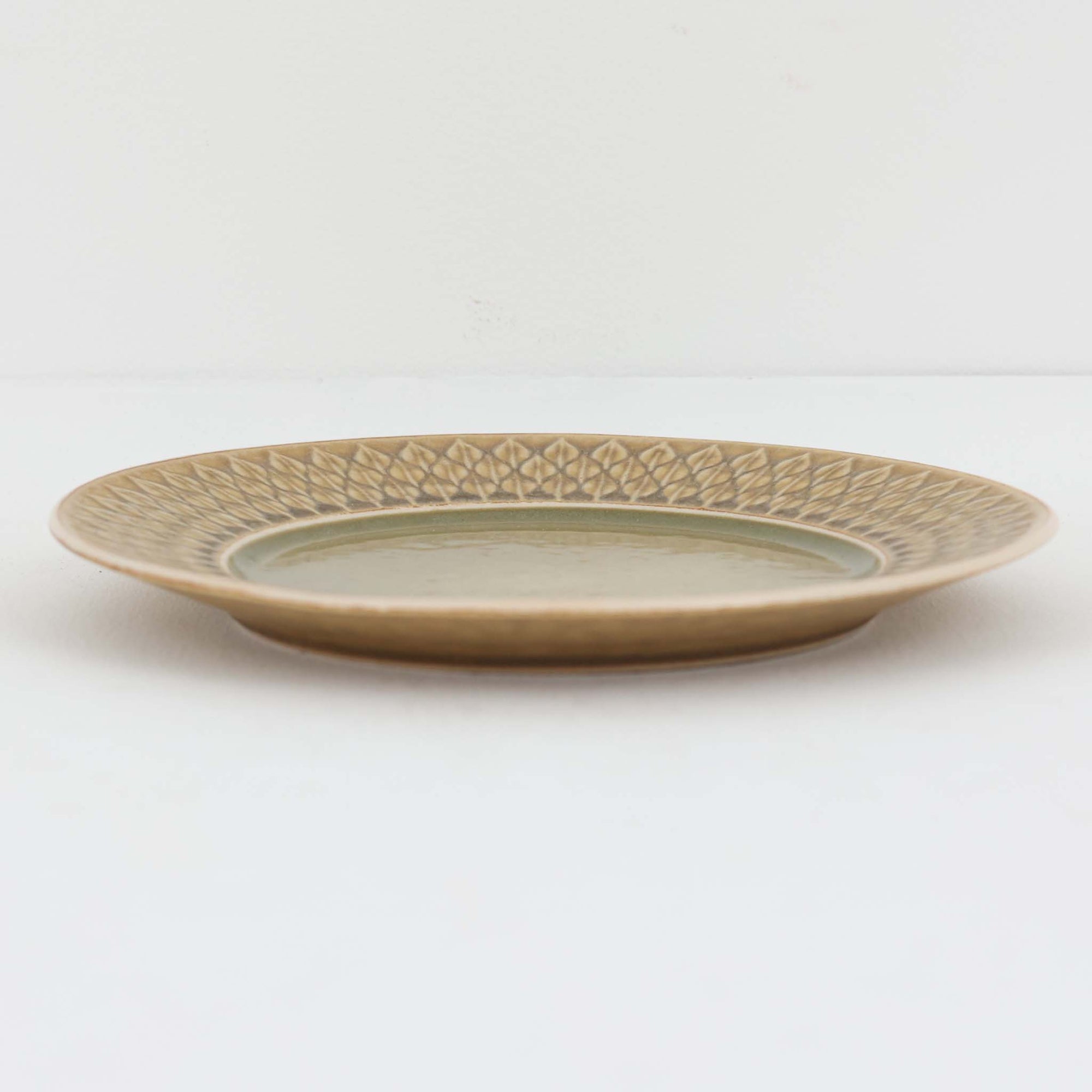 デンマークを代表するデザイナー、イェンス・H・クイストゴーによる「Relief（レリーフ）」シリーズのプレートです。一面に施されたレリーフ装飾が、自然の息吹を感じさせます。デンマークではスウェーデンやフィンランドの陶器メーカーと並んで今でも非常に人気のある商品となります。