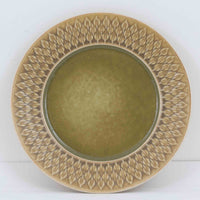 デンマークを代表するデザイナー、イェンス・H・クイストゴーによる「Relief（レリーフ）」シリーズのプレートです。一面に施されたレリーフ装飾が、自然の息吹を感じさせます。デンマークではスウェーデンやフィンランドの陶器メーカーと並んで今でも非常に人気のある商品となります。