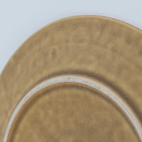 デンマークを代表するデザイナー、イェンス・H・クイストゴーによる「Relief（レリーフ）」シリーズのプレートです。一面に施されたレリーフ装飾が、自然の息吹を感じさせます。デンマークではスウェーデンやフィンランドの陶器メーカーと並んで今でも非常に人気のある商品となります。