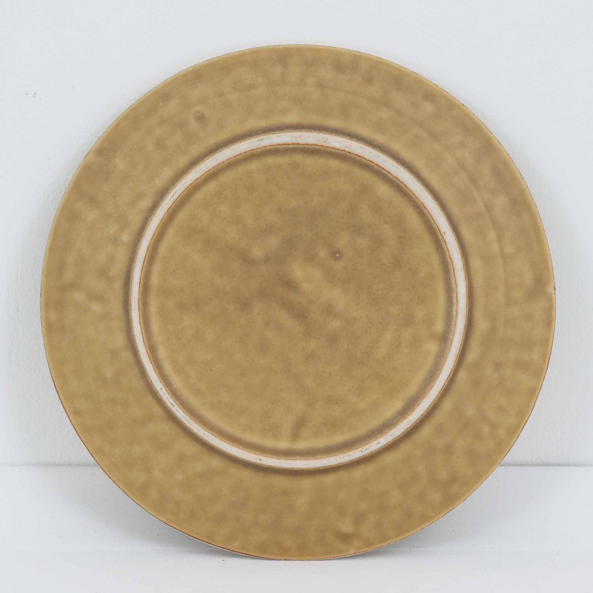 デンマークを代表するデザイナー、イェンス・H・クイストゴーによる「Relief（レリーフ）」シリーズのプレートです。一面に施されたレリーフ装飾が、自然の息吹を感じさせます。デンマークではスウェーデンやフィンランドの陶器メーカーと並んで今でも非常に人気のある商品となります。