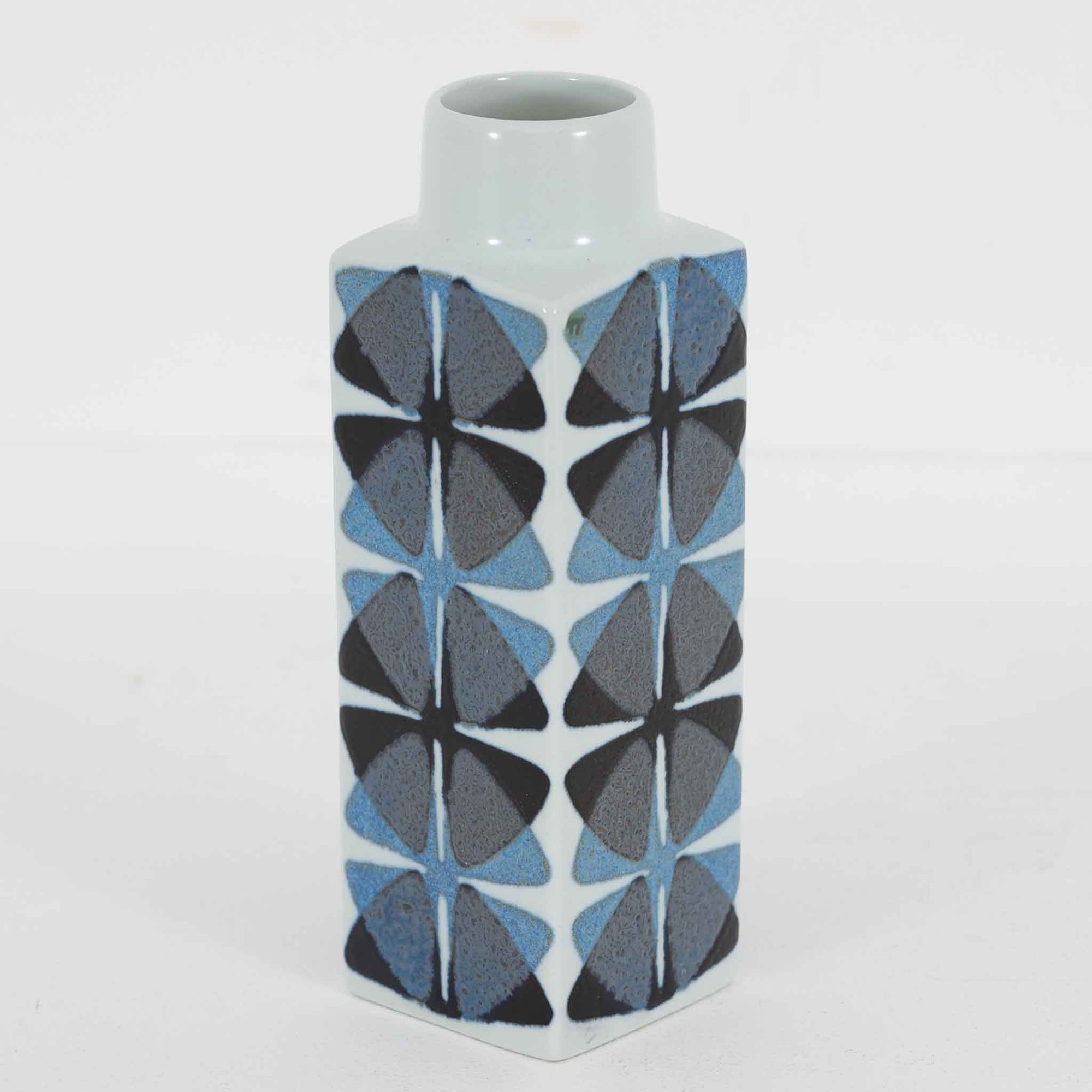 ロイヤルコペンハーゲンの名作「Baca（バッカ）」シリーズは、ニルス・トーソンやヨハンナ・ガーバー、エレン・マルマーなど複数のデザイナーによって1965年〜1990年代にかけ製造されたヴィンテージファイアンスの傑作。大胆なテクスチャーとシルクスクリーンプリントを組み合わせた意匠が特徴です。