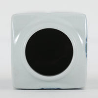 ロイヤルコペンハーゲンの名作「Baca（バッカ）」シリーズは、ニルス・トーソンやヨハンナ・ガーバー、エレン・マルマーなど複数のデザイナーによって1965年〜1990年代にかけ製造されたヴィンテージファイアンスの傑作。大胆なテクスチャーとシルクスクリーンプリントを組み合わせた意匠が特徴です。