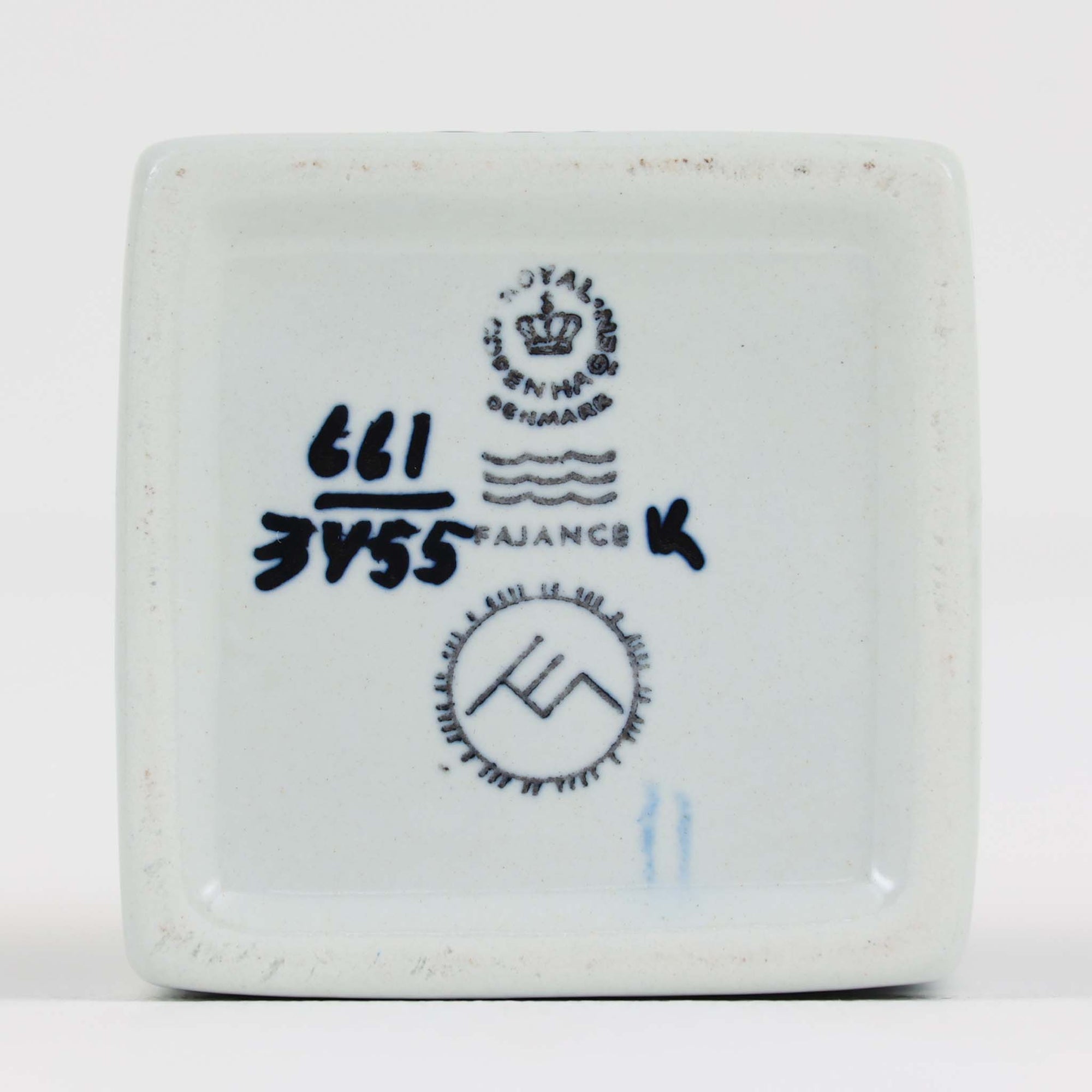 ロイヤルコペンハーゲンの名作「Baca（バッカ）」シリーズは、ニルス・トーソンやヨハンナ・ガーバー、エレン・マルマーなど複数のデザイナーによって1965年〜1990年代にかけ製造されたヴィンテージファイアンスの傑作。大胆なテクスチャーとシルクスクリーンプリントを組み合わせた意匠が特徴です。