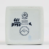 ロイヤルコペンハーゲンの名作「Baca（バッカ）」シリーズは、ニルス・トーソンやヨハンナ・ガーバー、エレン・マルマーなど複数のデザイナーによって1965年〜1990年代にかけ製造されたヴィンテージファイアンスの傑作。大胆なテクスチャーとシルクスクリーンプリントを組み合わせた意匠が特徴です。