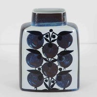 ロイヤルコペンハーゲンの「Tenera」シリーズは、1958年に誕生し1969年以降はRoyal Copenhagenブランドとして展開された、北欧モダンを象徴するファイアンスの名作です。このシリーズの魅力は、アーティスティック・ディレクターのニルス・トーソンが生み出したフォルムに、そこで活躍した女性デザイナーたち（マリアンヌ・ジョンソンやグレーテ・ヘランド＝ハンセン、カリ・クリステンセンなど）が手がけた手描きの大胆で鮮やかな絵付けが融合している点にあります。手仕事ゆえの微妙な色ムラやクラック（クレイジング）は経年変化として味わい深く、花を一輪挿すだけでリビングやダイニングに北欧ならではの温かみとモダンな華やかさを添えます。コレクターはもちろん、日常のインテリアに上質な彩りをプラスしたい方にもおすすめの逸品です。