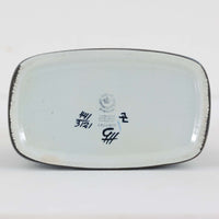 ロイヤルコペンハーゲンの「Tenera」シリーズは、1958年に誕生し1969年以降はRoyal Copenhagenブランドとして展開された、北欧モダンを象徴するファイアンスの名作です。このシリーズの魅力は、アーティスティック・ディレクターのニルス・トーソンが生み出したフォルムに、そこで活躍した女性デザイナーたち（マリアンヌ・ジョンソンやグレーテ・ヘランド＝ハンセン、カリ・クリステンセンなど）が手がけた手描きの大胆で鮮やかな絵付けが融合している点にあります。手仕事ゆえの微妙な色ムラやクラック（クレイジング）は経年変化として味わい深く、花を一輪挿すだけでリビングやダイニングに北欧ならではの温かみとモダンな華やかさを添えます。コレクターはもちろん、日常のインテリアに上質な彩りをプラスしたい方にもおすすめの逸品です。