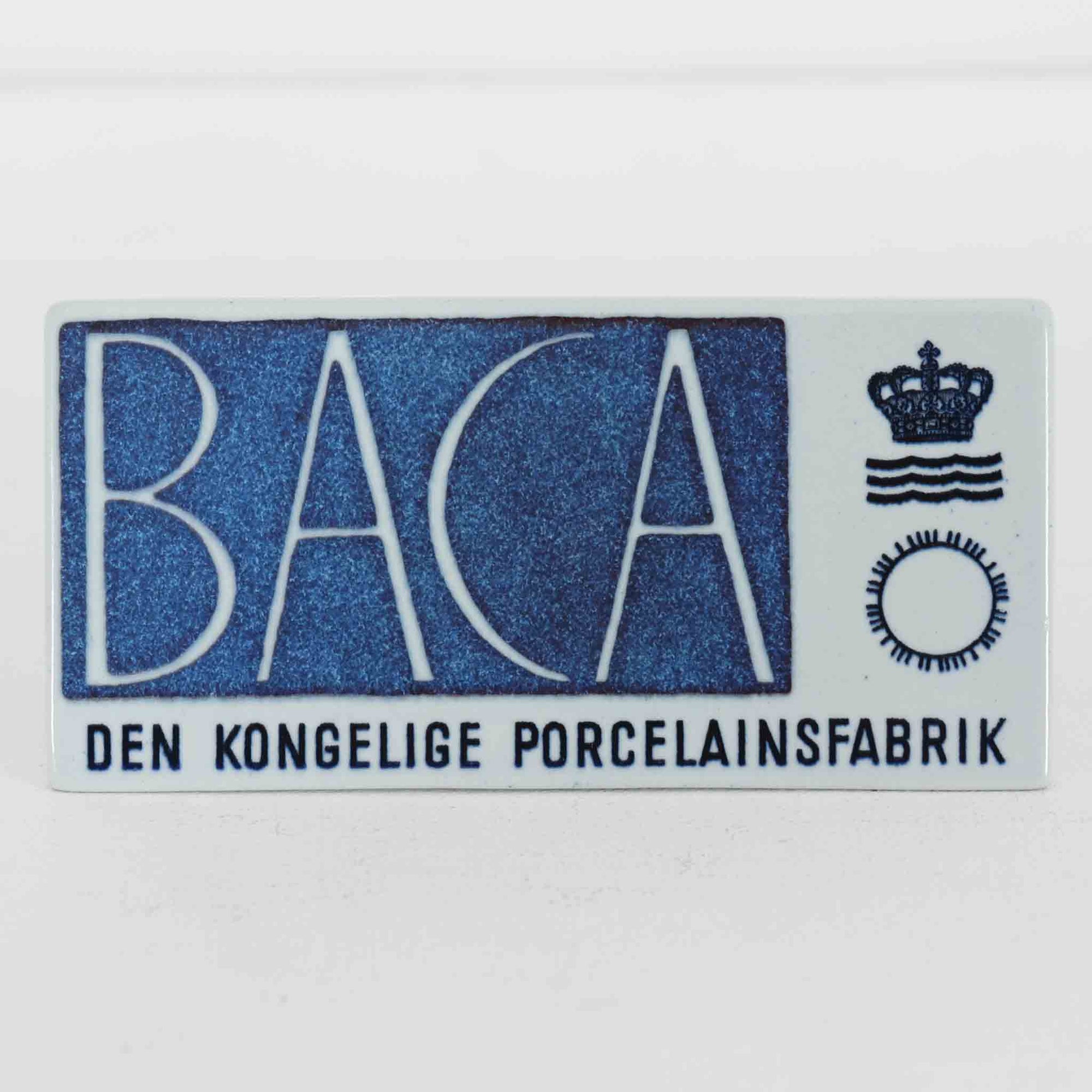 ロイヤルコペンハーゲンの名作「Baca（バッカ）」シリーズは、ニルス・トーソンやヨハンナ・ガーバー、エレン・マルマーなど複数のデザイナーによって1965年〜1990年代にかけ製造されたヴィンテージファイアンスの傑作。大胆なテクスチャーとシルクスクリーンプリントを組み合わせた意匠が特徴です。