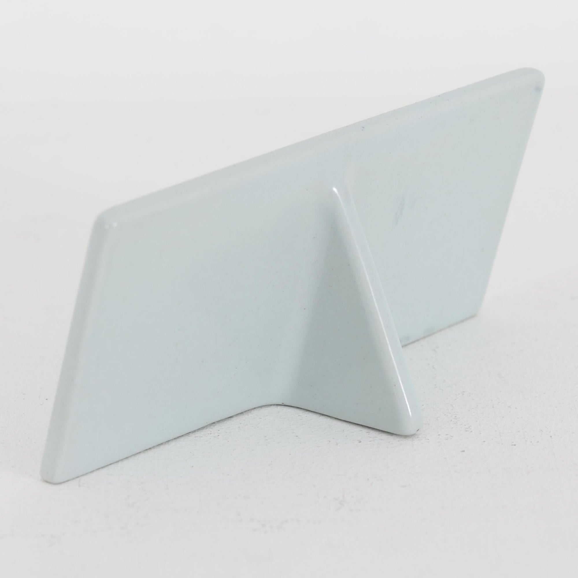 ロイヤルコペンハーゲンの名作「Baca（バッカ）」シリーズは、ニルス・トーソンやヨハンナ・ガーバー、エレン・マルマーなど複数のデザイナーによって1965年〜1990年代にかけ製造されたヴィンテージファイアンスの傑作。大胆なテクスチャーとシルクスクリーンプリントを組み合わせた意匠が特徴です。