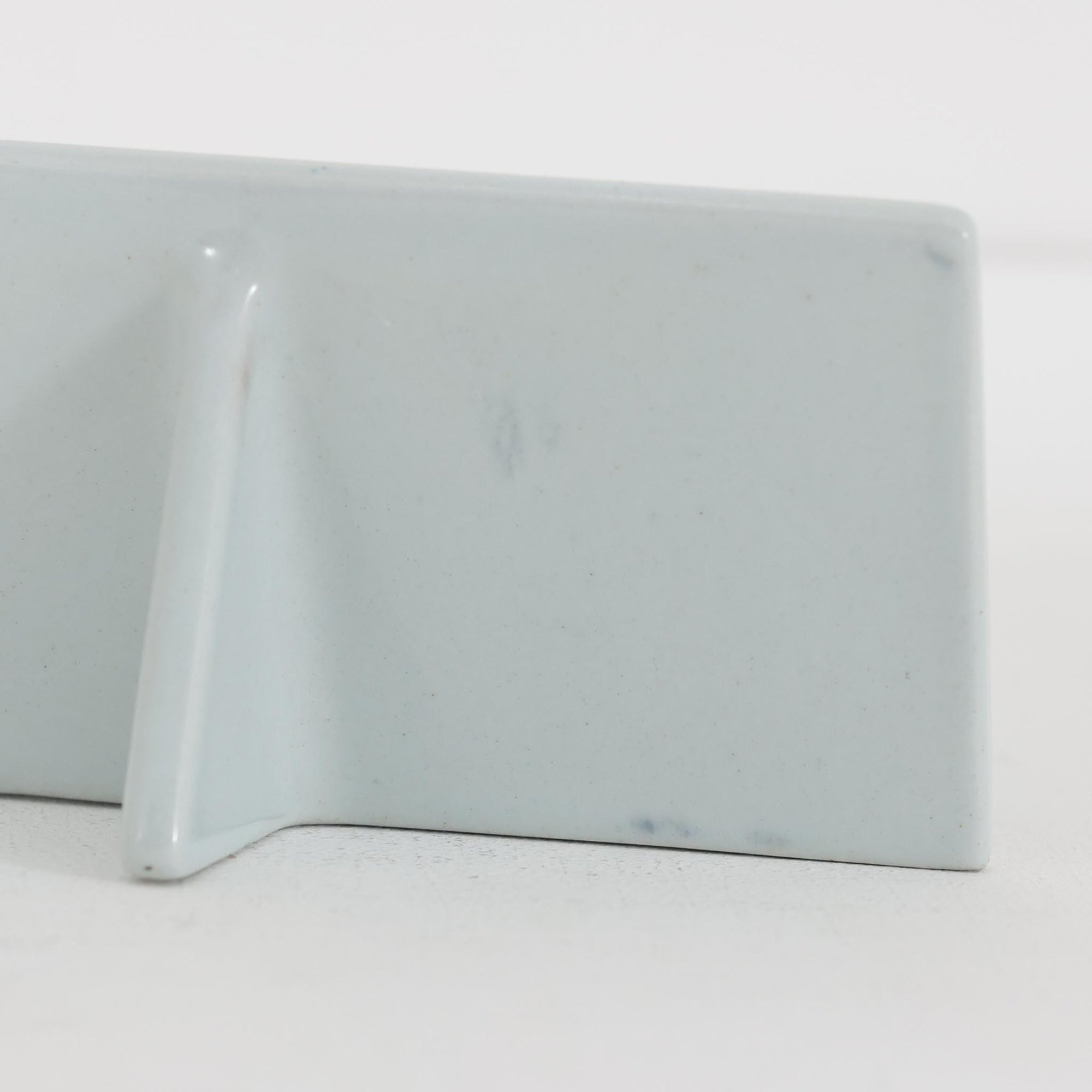 ロイヤルコペンハーゲンの名作「Baca（バッカ）」シリーズは、ニルス・トーソンやヨハンナ・ガーバー、エレン・マルマーなど複数のデザイナーによって1965年〜1990年代にかけ製造されたヴィンテージファイアンスの傑作。大胆なテクスチャーとシルクスクリーンプリントを組み合わせた意匠が特徴です。