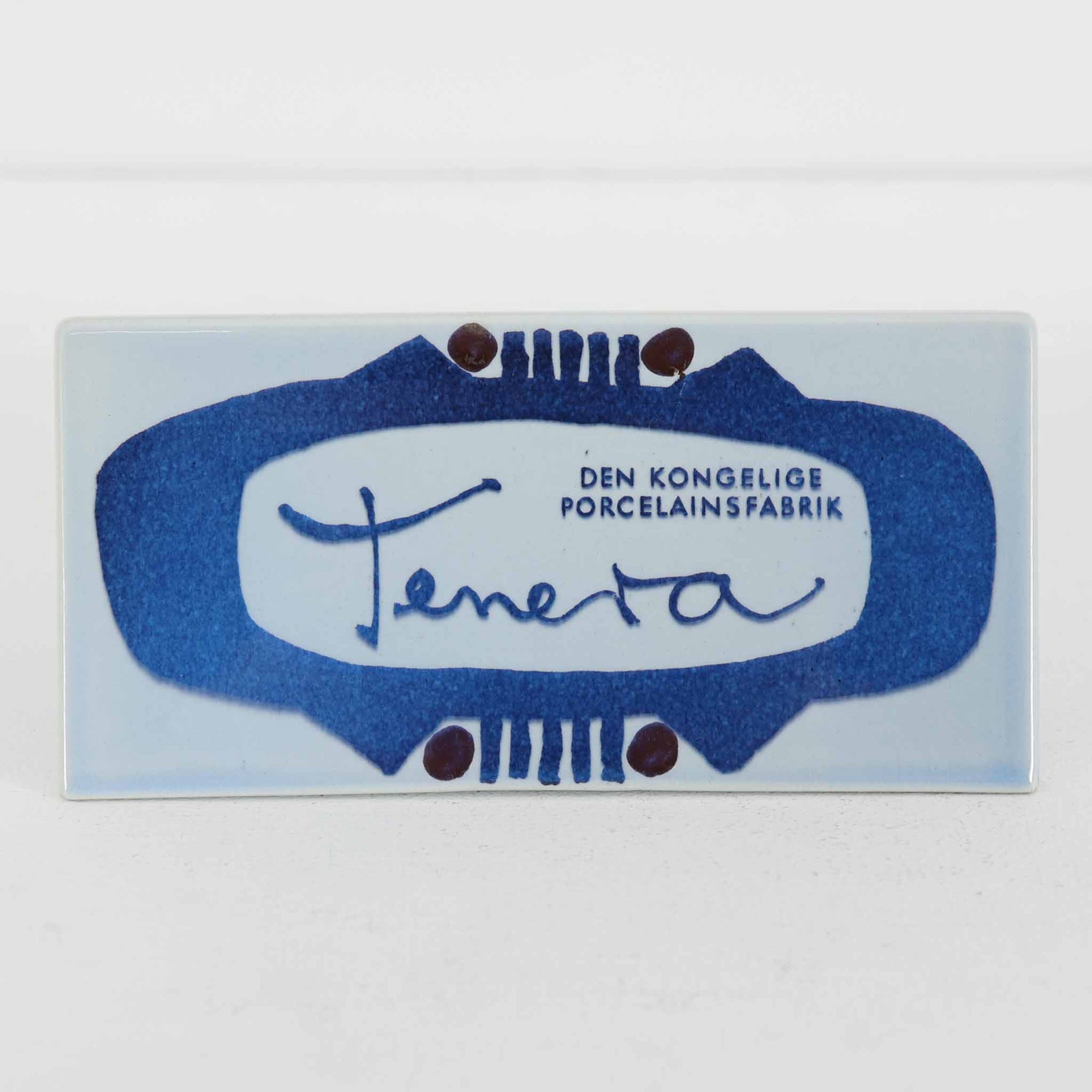 ロイヤルコペンハーゲンの「Tenera」シリーズは、1958年に誕生し1969年以降はRoyal Copenhagenブランドとして展開された、北欧モダンを象徴するファイアンスの名作です。このシリーズの魅力は、アーティスティック・ディレクターのニルス・トーソンが生み出したフォルムに、そこで活躍した女性デザイナーたち（マリアンヌ・ジョンソンやグレーテ・ヘランド＝ハンセン、カリ・クリステンセンなど）が手がけた手描きの大胆で鮮やかな絵付けが融合している点にあります。手仕事ゆえの微妙な色ムラやクラック（クレイジング）は経年変化として味わい深く、花を一輪挿すだけでリビングやダイニングに北欧ならではの温かみとモダンな華やかさを添えます。コレクターはもちろん、日常のインテリアに上質な彩りをプラスしたい方にもおすすめの逸品です。