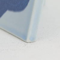 ロイヤルコペンハーゲンの「Tenera」シリーズは、1958年に誕生し1969年以降はRoyal Copenhagenブランドとして展開された、北欧モダンを象徴するファイアンスの名作です。このシリーズの魅力は、アーティスティック・ディレクターのニルス・トーソンが生み出したフォルムに、そこで活躍した女性デザイナーたち（マリアンヌ・ジョンソンやグレーテ・ヘランド＝ハンセン、カリ・クリステンセンなど）が手がけた手描きの大胆で鮮やかな絵付けが融合している点にあります。手仕事ゆえの微妙な色ムラやクラック（クレイジング）は経年変化として味わい深く、花を一輪挿すだけでリビングやダイニングに北欧ならではの温かみとモダンな華やかさを添えます。コレクターはもちろん、日常のインテリアに上質な彩りをプラスしたい方にもおすすめの逸品です。