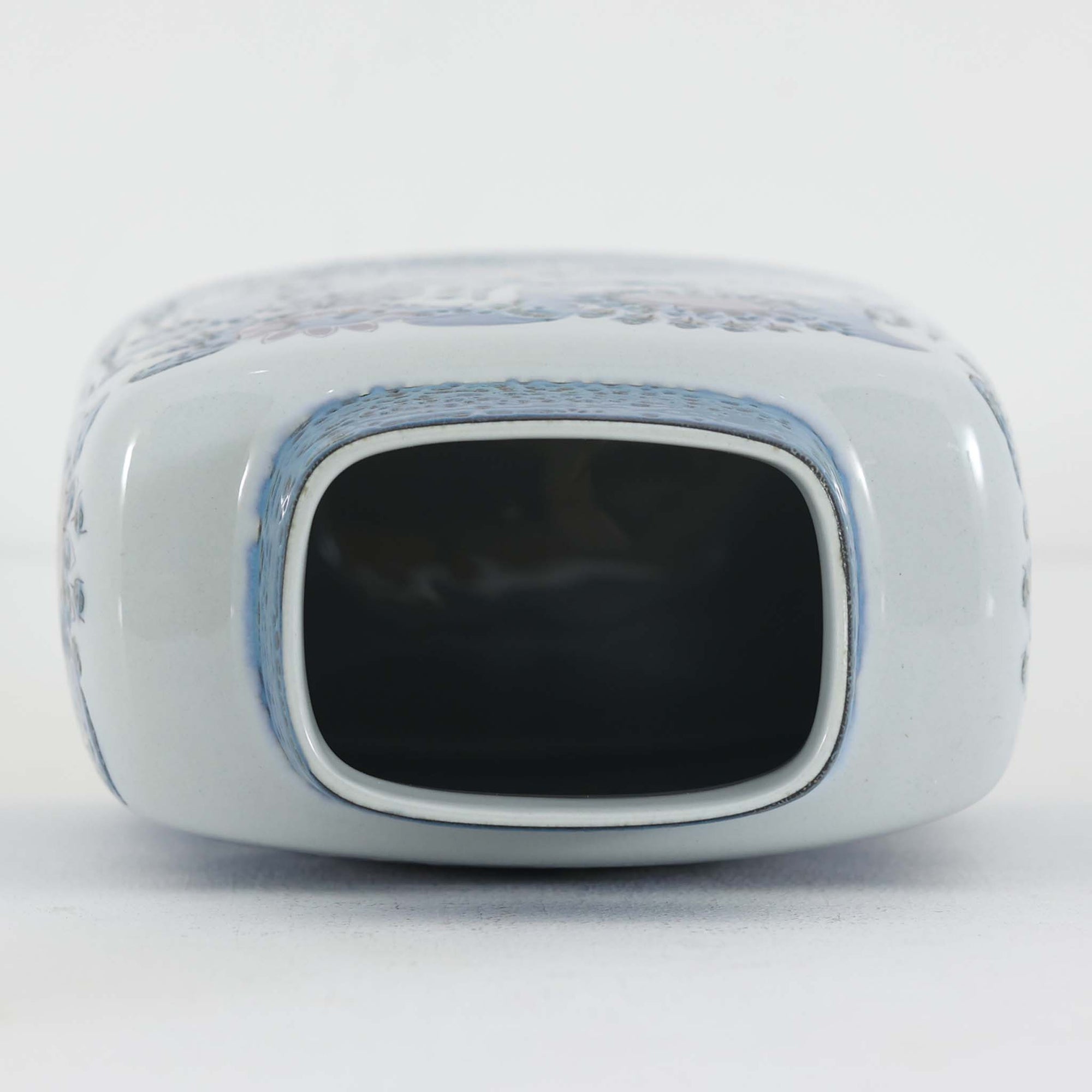 ロイヤルコペンハーゲンの「Tenera」シリーズは、1958年に誕生し1969年以降はRoyal Copenhagenブランドとして展開された、北欧モダンを象徴するファイアンスの名作です。このシリーズの魅力は、アーティスティック・ディレクターのニルス・トーソンが生み出したフォルムに、そこで活躍した女性デザイナーたち（マリアンヌ・ジョンソンやグレーテ・ヘランド＝ハンセン、カリ・クリステンセンなど）が手がけた手描きの大胆で鮮やかな絵付けが融合している点にあります。手仕事ゆえの微妙な色ムラやクラック（クレイジング）は経年変化として味わい深く、花を一輪挿すだけでリビングやダイニングに北欧ならではの温かみとモダンな華やかさを添えます。コレクターはもちろん、日常のインテリアに上質な彩りをプラスしたい方にもおすすめの逸品です。