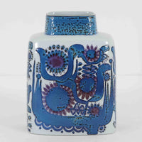 ロイヤルコペンハーゲンの「Tenera」シリーズは、1958年に誕生し1969年以降はRoyal Copenhagenブランドとして展開された、北欧モダンを象徴するファイアンスの名作です。このシリーズの魅力は、アーティスティック・ディレクターのニルス・トーソンが生み出したフォルムに、そこで活躍した女性デザイナーたち（マリアンヌ・ジョンソンやグレーテ・ヘランド＝ハンセン、カリ・クリステンセンなど）が手がけた手描きの大胆で鮮やかな絵付けが融合している点にあります。手仕事ゆえの微妙な色ムラやクラック（クレイジング）は経年変化として味わい深く、花を一輪挿すだけでリビングやダイニングに北欧ならではの温かみとモダンな華やかさを添えます。コレクターはもちろん、日常のインテリアに上質な彩りをプラスしたい方にもおすすめの逸品です。