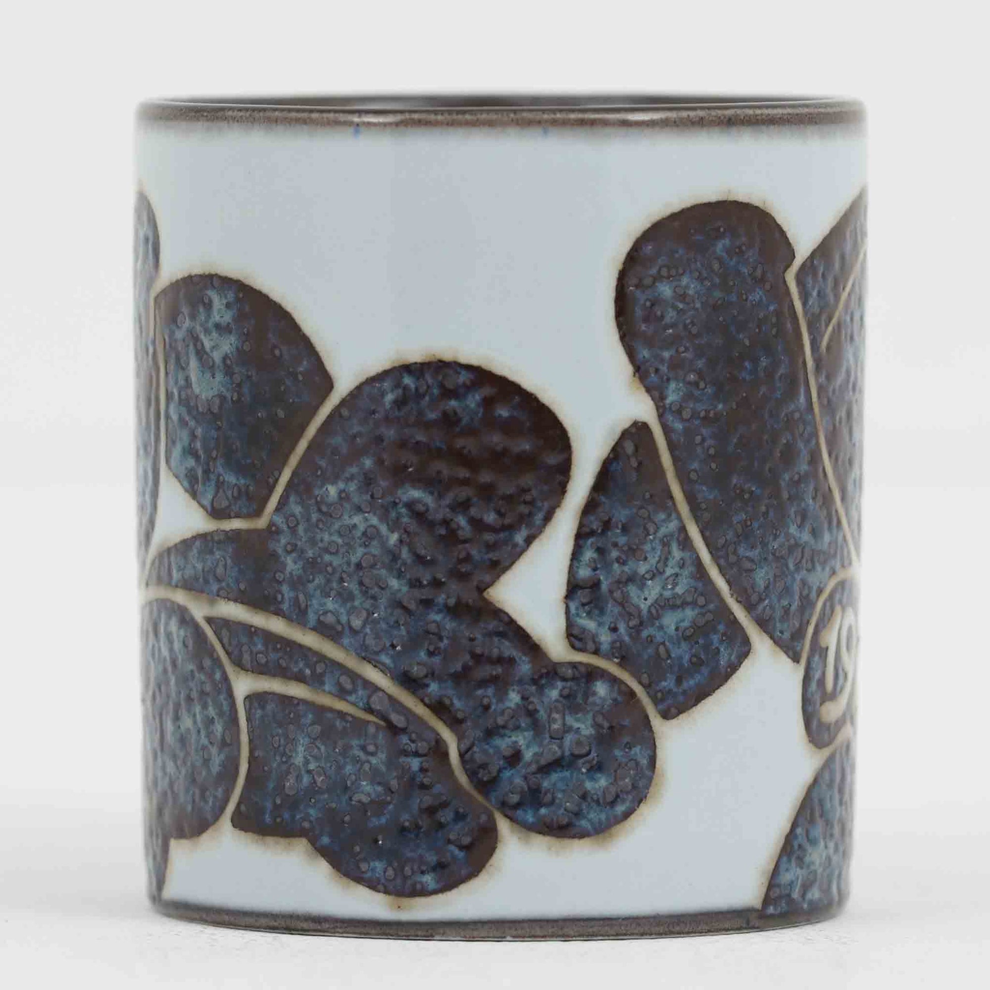 ロイヤルコペンハーゲンが誇る特別なコレクションであるイヤーマグ。1967年から2014年まで毎年制作され、その年のために選ばれたアーティストによってデザインされました。1986年までは熟練した職人によるハンドペイントで絵付けされており、手作業ならではの温かみと、一つひとつ異なる表情が魅力です。1987年以降はプリントで描かれるようになり、より洗練されたモダンなデザインが楽しめます。時代を超えて愛されるイヤーマグは、その年を彩ったアーティストの感性や、当時の時代背景を映し出す貴重なコレクションです。ご自身や大切な人の生まれた年のマグを探したり、記念の年を祝う特別なギフトとして選んだりするのも素敵です。