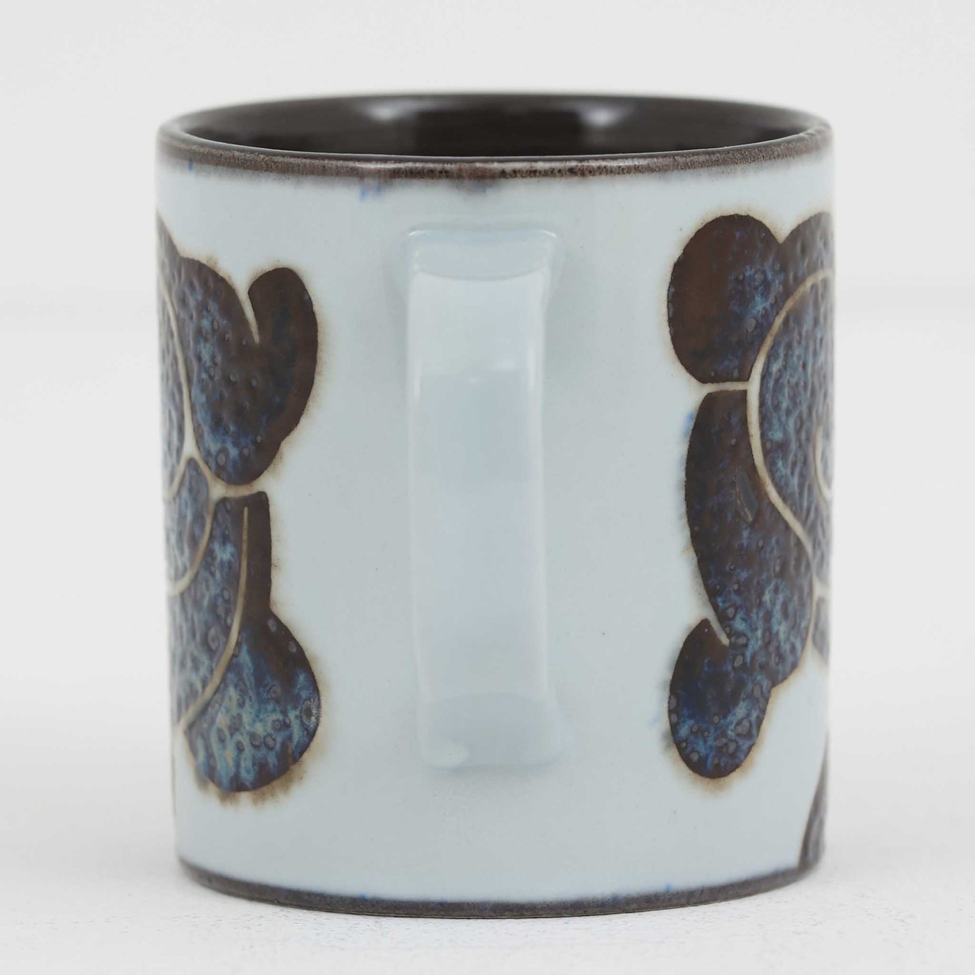 ロイヤルコペンハーゲンが誇る特別なコレクションであるイヤーマグ。1967年から2014年まで毎年制作され、その年のために選ばれたアーティストによってデザインされました。1986年までは熟練した職人によるハンドペイントで絵付けされており、手作業ならではの温かみと、一つひとつ異なる表情が魅力です。1987年以降はプリントで描かれるようになり、より洗練されたモダンなデザインが楽しめます。時代を超えて愛されるイヤーマグは、その年を彩ったアーティストの感性や、当時の時代背景を映し出す貴重なコレクションです。ご自身や大切な人の生まれた年のマグを探したり、記念の年を祝う特別なギフトとして選んだりするのも素敵です。