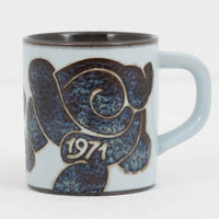 ロイヤルコペンハーゲンが誇る特別なコレクションであるイヤーマグ。1967年から2014年まで毎年制作され、その年のために選ばれたアーティストによってデザインされました。1986年までは熟練した職人によるハンドペイントで絵付けされており、手作業ならではの温かみと、一つひとつ異なる表情が魅力です。1987年以降はプリントで描かれるようになり、より洗練されたモダンなデザインが楽しめます。時代を超えて愛されるイヤーマグは、その年を彩ったアーティストの感性や、当時の時代背景を映し出す貴重なコレクションです。ご自身や大切な人の生まれた年のマグを探したり、記念の年を祝う特別なギフトとして選んだりするのも素敵です。