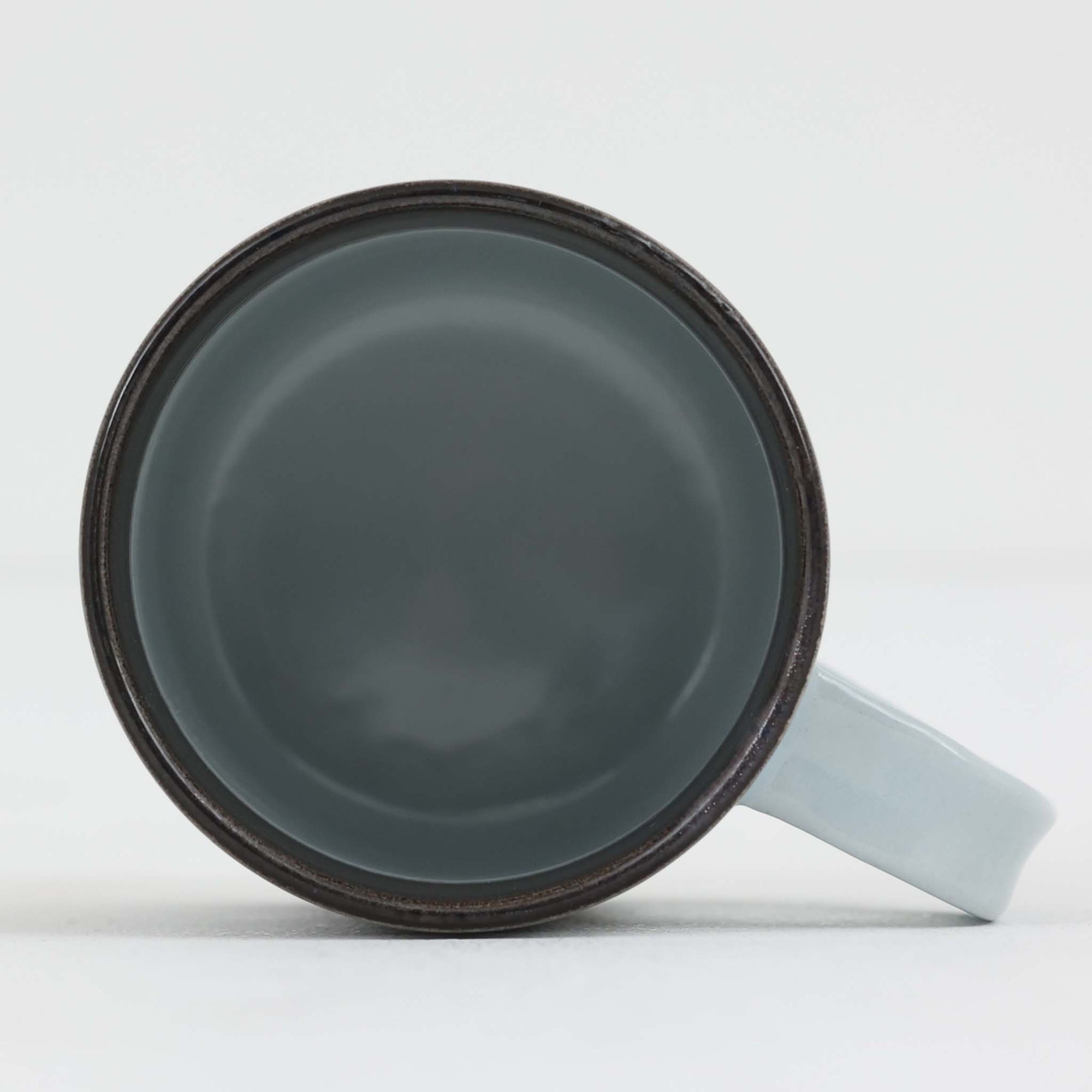 ロイヤルコペンハーゲンが誇る特別なコレクションであるイヤーマグ。1967年から2014年まで毎年制作され、その年のために選ばれたアーティストによってデザインされました。1986年までは熟練した職人によるハンドペイントで絵付けされており、手作業ならではの温かみと、一つひとつ異なる表情が魅力です。1987年以降はプリントで描かれるようになり、より洗練されたモダンなデザインが楽しめます。時代を超えて愛されるイヤーマグは、その年を彩ったアーティストの感性や、当時の時代背景を映し出す貴重なコレクションです。ご自身や大切な人の生まれた年のマグを探したり、記念の年を祝う特別なギフトとして選んだりするのも素敵です。