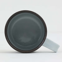 ロイヤルコペンハーゲンが誇る特別なコレクションであるイヤーマグ。1967年から2014年まで毎年制作され、その年のために選ばれたアーティストによってデザインされました。1986年までは熟練した職人によるハンドペイントで絵付けされており、手作業ならではの温かみと、一つひとつ異なる表情が魅力です。1987年以降はプリントで描かれるようになり、より洗練されたモダンなデザインが楽しめます。時代を超えて愛されるイヤーマグは、その年を彩ったアーティストの感性や、当時の時代背景を映し出す貴重なコレクションです。ご自身や大切な人の生まれた年のマグを探したり、記念の年を祝う特別なギフトとして選んだりするのも素敵です。