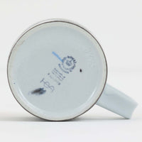 ロイヤルコペンハーゲンが誇る特別なコレクションであるイヤーマグ。1967年から2014年まで毎年制作され、その年のために選ばれたアーティストによってデザインされました。1986年までは熟練した職人によるハンドペイントで絵付けされており、手作業ならではの温かみと、一つひとつ異なる表情が魅力です。1987年以降はプリントで描かれるようになり、より洗練されたモダンなデザインが楽しめます。時代を超えて愛されるイヤーマグは、その年を彩ったアーティストの感性や、当時の時代背景を映し出す貴重なコレクションです。ご自身や大切な人の生まれた年のマグを探したり、記念の年を祝う特別なギフトとして選んだりするのも素敵です。