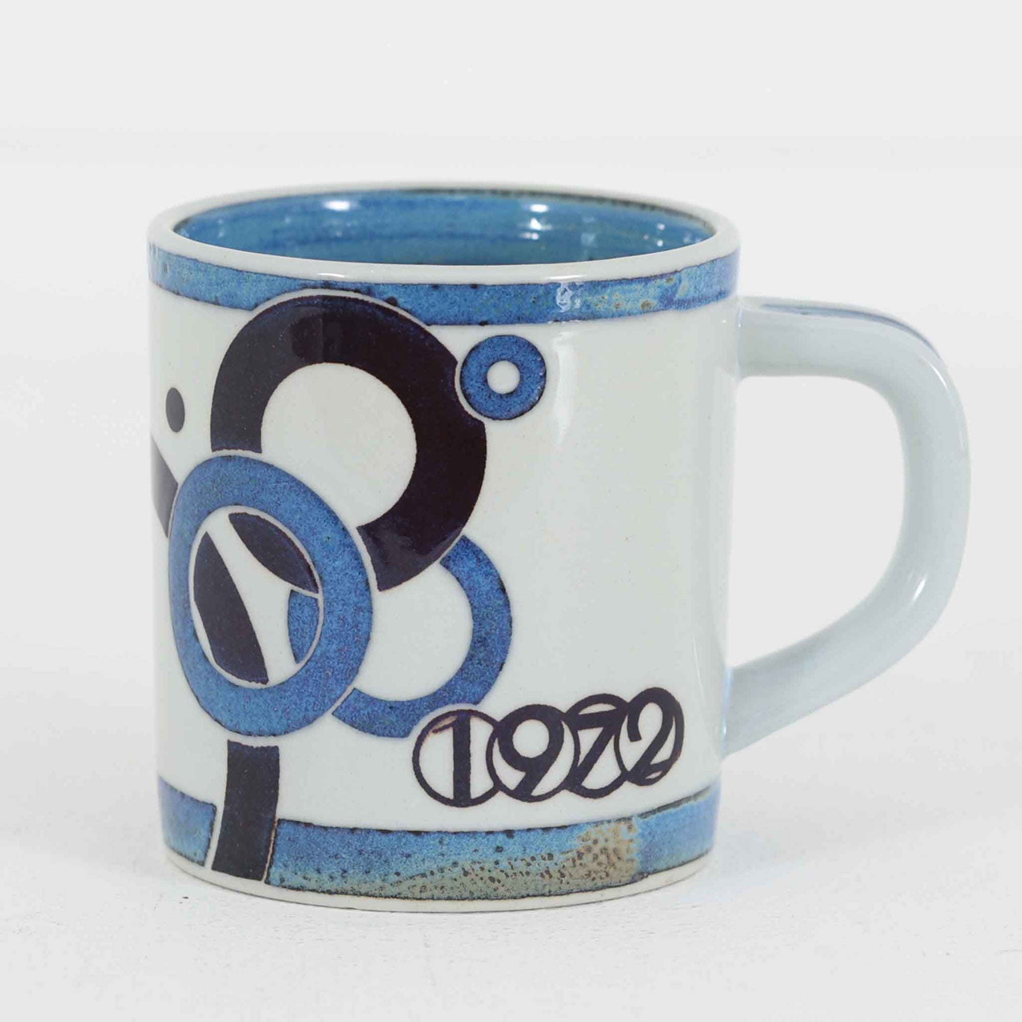 ロイヤルコペンハーゲンが誇る特別なコレクションであるイヤーマグ。1967年から2014年まで毎年制作され、その年のために選ばれたアーティストによってデザインされました。1986年までは熟練した職人によるハンドペイントで絵付けされており、手作業ならではの温かみと、一つひとつ異なる表情が魅力です。1987年以降はプリントで描かれるようになり、より洗練されたモダンなデザインが楽しめます。時代を超えて愛されるイヤーマグは、その年を彩ったアーティストの感性や、当時の時代背景を映し出す貴重なコレクションです。ご自身や大切な人の生まれた年のマグを探したり、記念の年を祝う特別なギフトとして選んだりするのも素敵です。